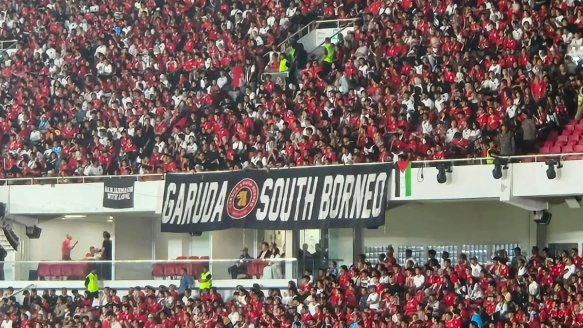 Spanduk Suporter Kalsel Terbentang di SUGBK Sambut Timnas Indonesia Juara FIFA ASEAN Cup 2026