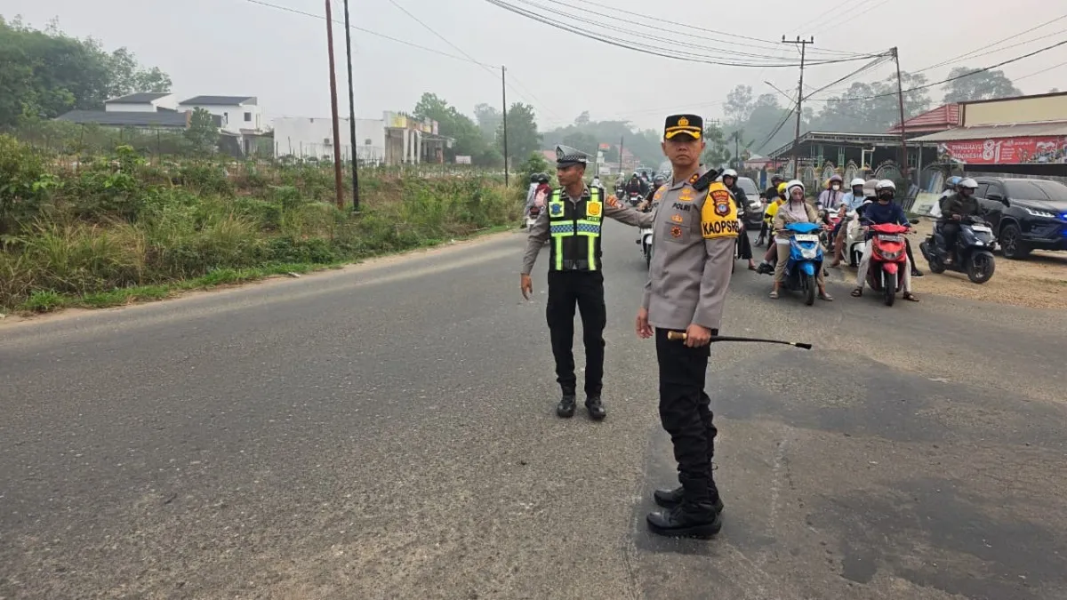 Pastikan Polri Hadir untuk Masyarakat, Kapolres Tabalong Turun Atur Lalu Lintas