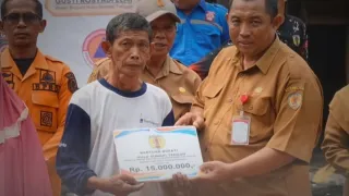 Pemkab HST Langsung Beri Santunan Sehari Usai Tiga Rumah Terbakar di Limpasu
