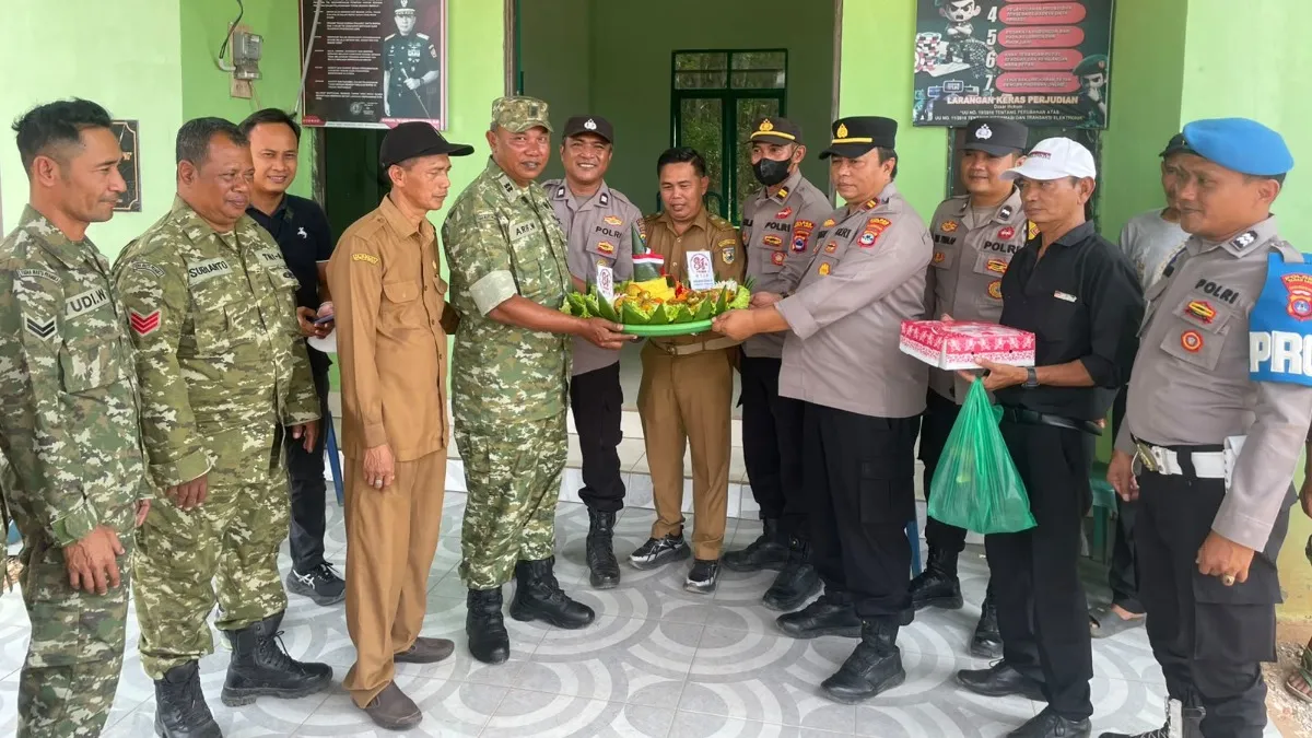 Jajaran Polres Tanah Laut Datangi Koramil Bawa Nasi Tumpeng, Semarakkan HUT TNI Ke-81