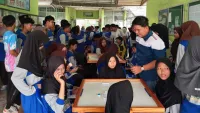 Siswa MTsN 2 HST Belajar Strategi Lewat Olahraga Domino Saat Class Meeting