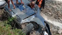 Mobil Terjun ke Selokan di Jalan Lingkar HST, Pengemudi Diduga Kurang Konsentrasi