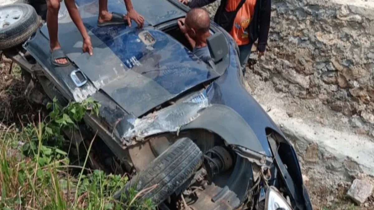 Mobil Terjun ke Selokan di Jalan Lingkar HST, Pengemudi Diduga Kurang Konsentrasi