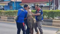 Aksi Kejar-kejaran Petugas Satpol PP Tanah Laut Amankan Pria Diduga ODGJ Bawa Sajam di Pelaihari