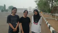 Kabut Asap Ganggu Pernapasan, Tiga Mahasiswi ULM Tetap Berlatih Dance Cover di Lapangan Murjani Banjarbaru