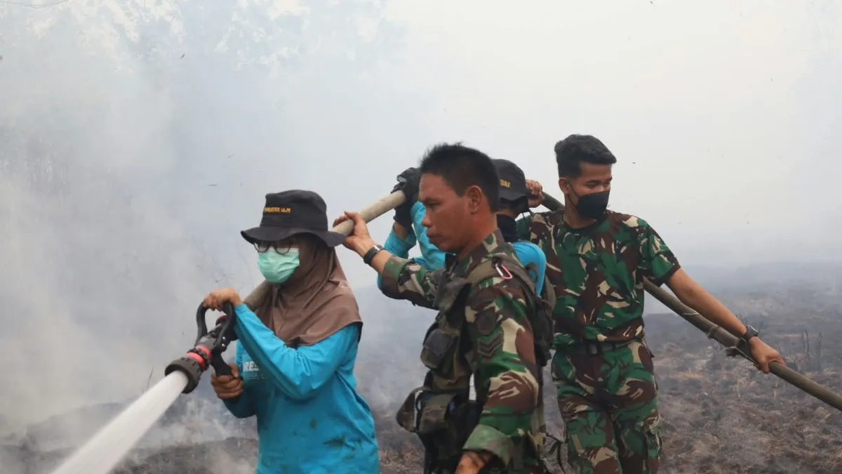 Api Karhutla Merambat ke Jalan Pemajatan Kabupaten Banjar, Delapan Rumah Warga Terancam