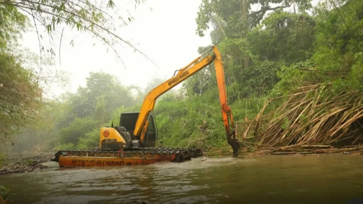 Bupati HST Samsul Rizal Instruksikan Pembersihan Sungai Tersumbat Material Banjir