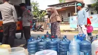 Brimob Kalsel Salurkan 10.000 Liter Air Bersih, Warga Pondok Sejahtera Banjarbaru Tak Dapat Pasokan PTAM