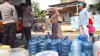 Brimob Kalsel Salurkan 10.000 Liter Air Bersih, Warga Pondok Sejahtera Banjarbaru Tak Dapat Pasokan PTAM