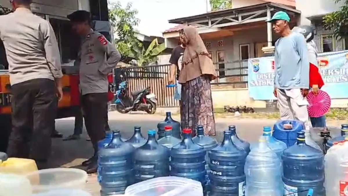 Brimob Kalsel Salurkan 10.000 Liter Air Bersih, Warga Pondok Sejahtera Banjarbaru Tak Dapat Pasokan PTAM