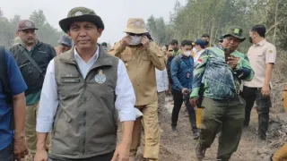 Di Hadapan Menhut Raja Juli, Gubernur Kalsel Sebut Hujan Buatan Atasi Karhutla Masih Terkendala Awan
