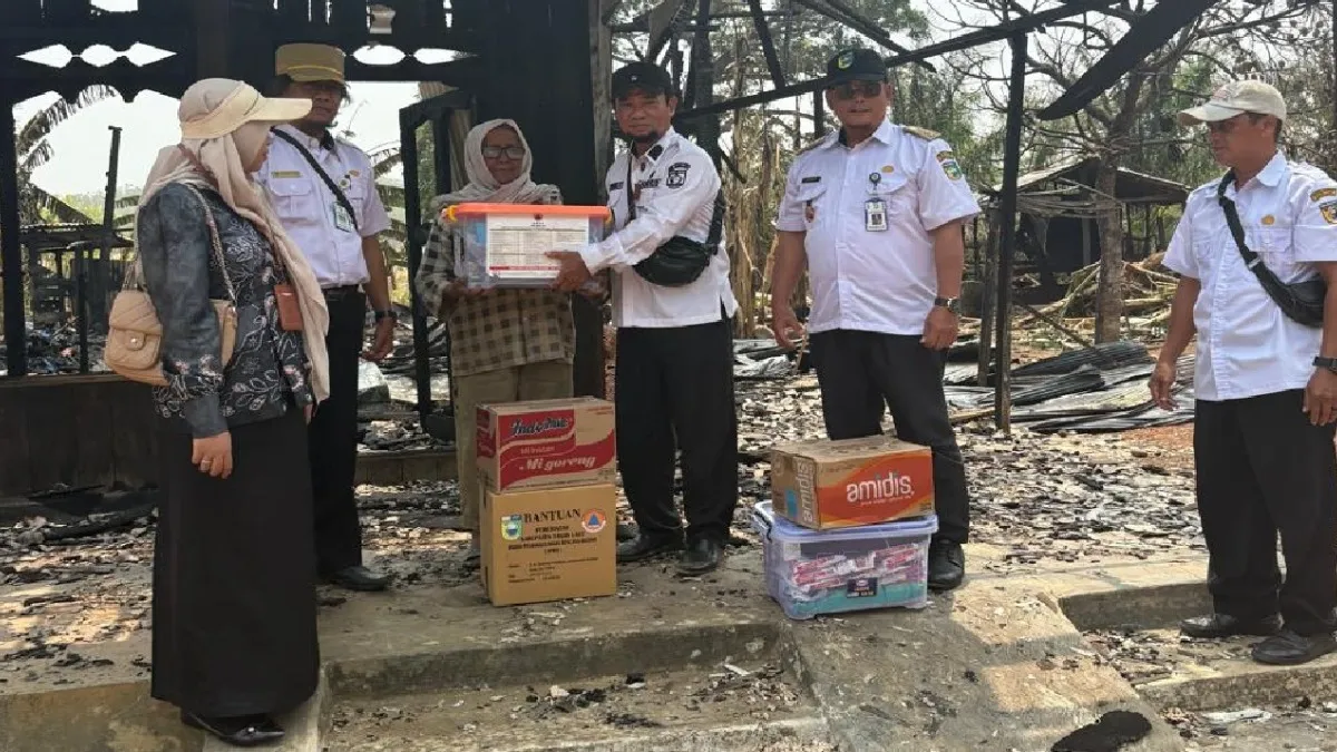 Rumah Ludes Terbakar, Lansia di Ranggang Terima Bantuan Sembako Hingga Uang Tunai Dari Pemerintah Daerah