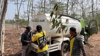 Waspada Karhutla, UPTD Kebun Raya Banua di Banjarbaru Kerahkan Truk Tangki