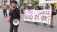 Mahasiswa ULM Gelar Aksi Kalsel Lumpuh, Ketua BEM UI: Pemerintah Gagal Tangani Karhutla