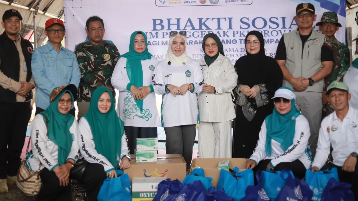 Ketua TP PKK Kalsel Serahkan Bantuan ke Warga Terdampak Kabut Asap di Barito Kuala