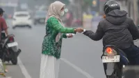 Pepelingasih HST Bagikan Masker kepada Pengguna Jalan di Tengah Kabut Asap Karhutla