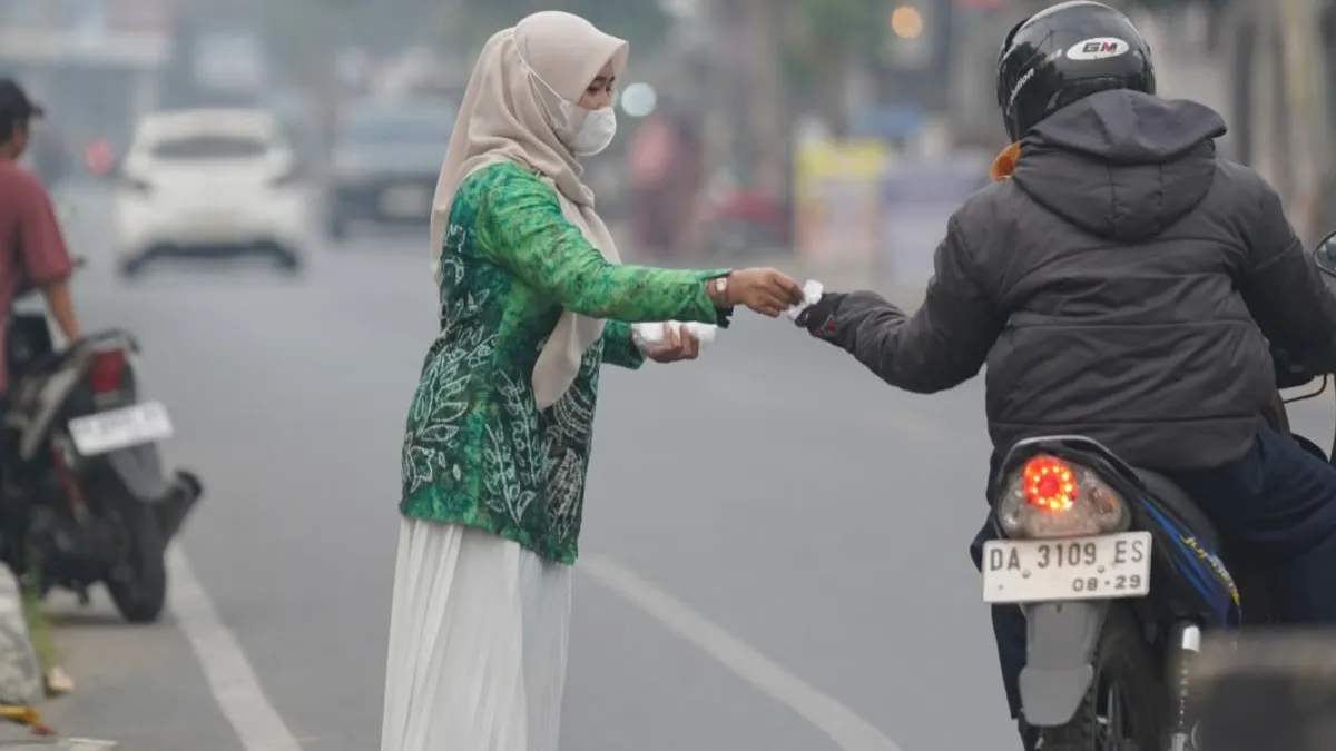 Pepelingasih HST Bagikan Masker kepada Pengguna Jalan di Tengah Kabut Asap Karhutla