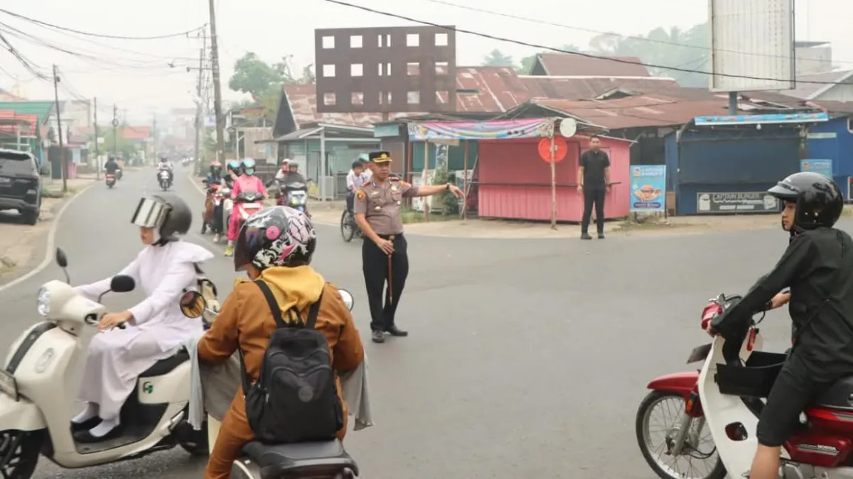 Kapolres HST Turun ke Jalan, Bantu Pelajar Menyeberang dan Atur Lalu Lintas Pagi