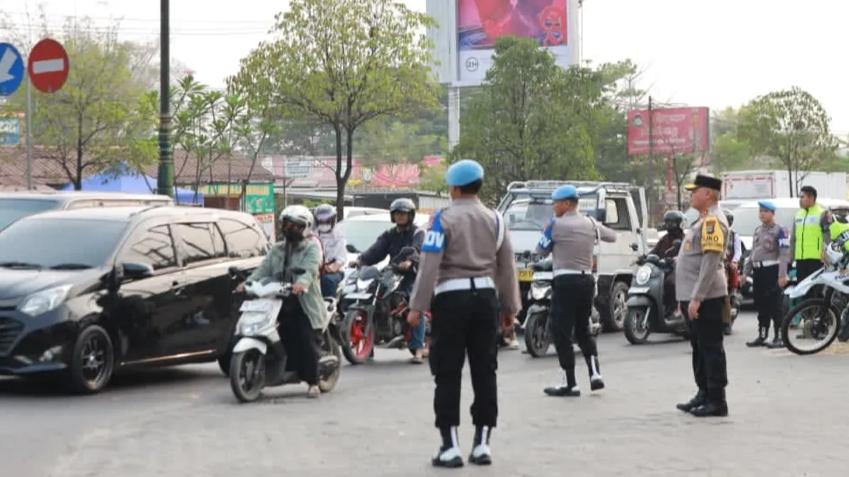 Atasi Macet Jam Sibuk Pagi, Kapolda Kalsel Pun Ikut Atur Lalu Lintas di Bundaran Palam