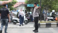 Pastikan Pelajar Aman ke Sekolah, Kapolres Banjar Atur Lalu Lintas di Depan SMPN 3 Martapura