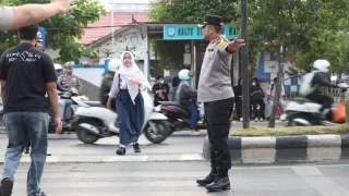 Pastikan Pelajar Aman ke Sekolah, Kapolres Banjar Atur Lalu Lintas di Depan SMPN 3 Martapura