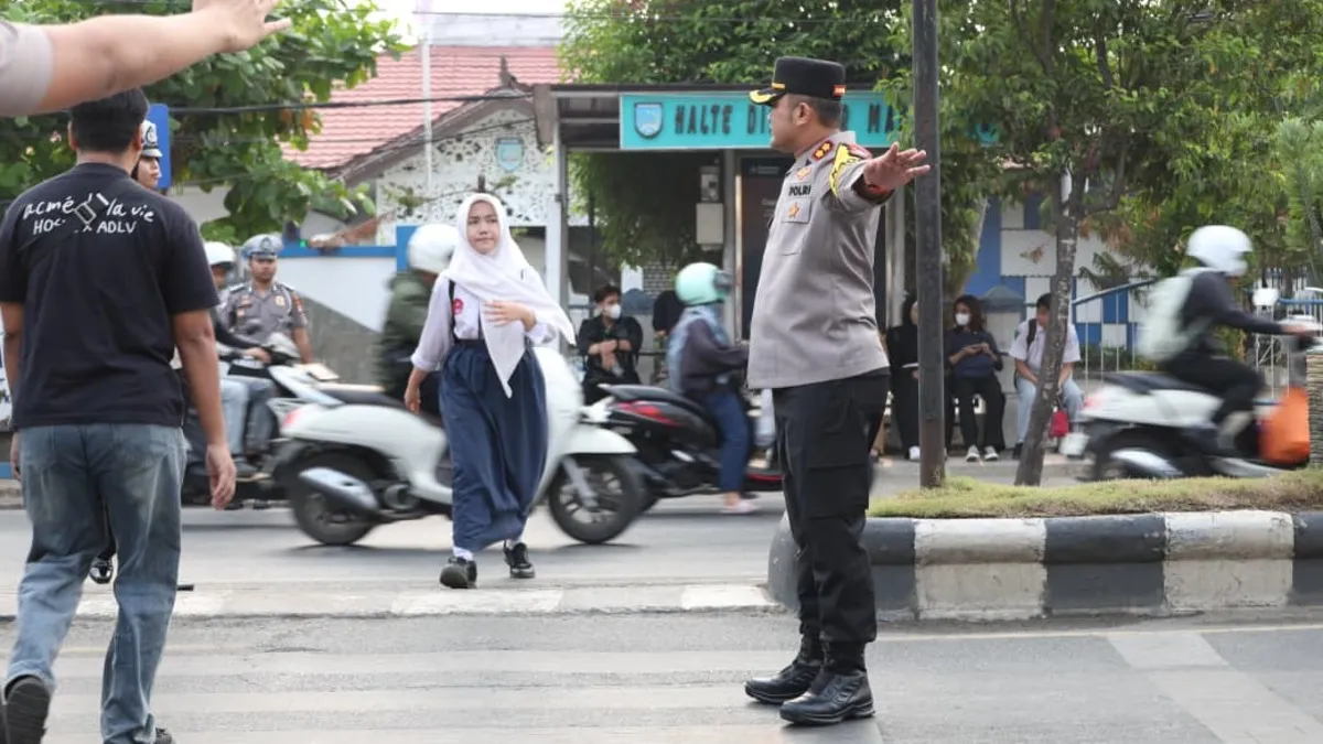 Pastikan Pelajar Aman ke Sekolah, Kapolres Banjar Atur Lalu Lintas di Depan SMPN 3 Martapura