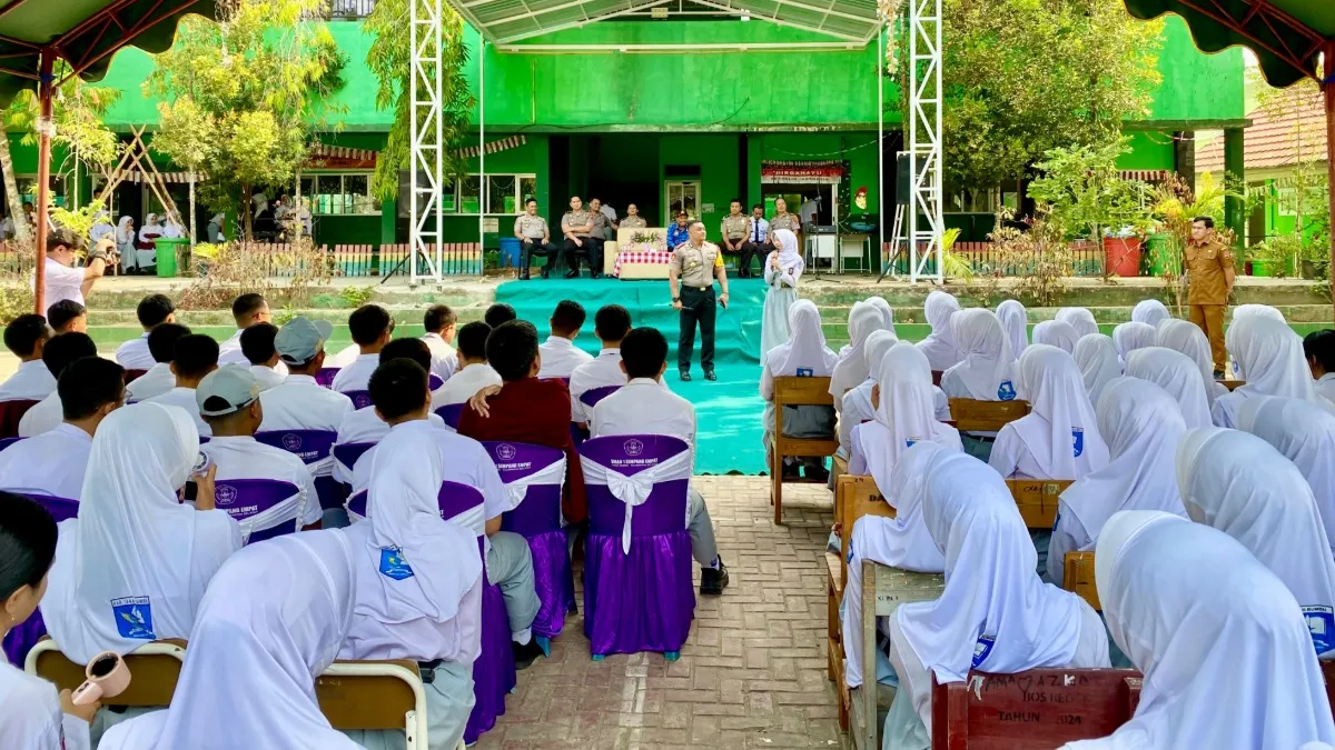 Kapolres Tanah Bumbu Laksanakan Program Polisi Peduli Pendidikan di SMAN 1 Simpang Empat