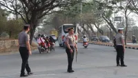 Kapolres Tanah Bumbu Turun Langsung Atur Lalu Lintas di Depan Sekolah