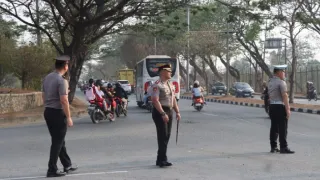 Kapolres Tanah Bumbu Turun Langsung Atur Lalu Lintas di Depan Sekolah