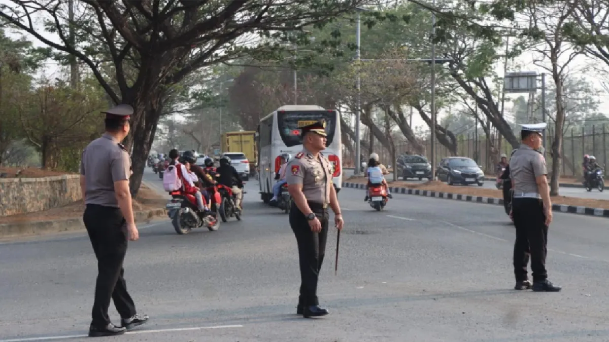 Kapolres Tanah Bumbu Turun Langsung Atur Lalu Lintas di Depan Sekolah