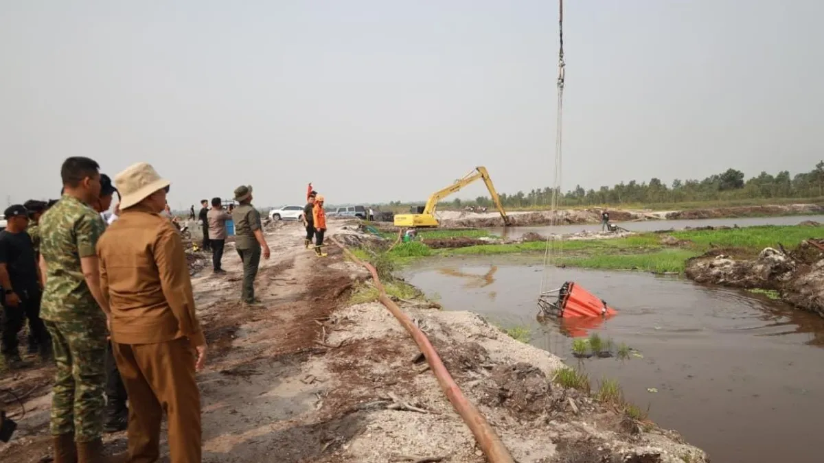 Karhutla Kalsel, Surfaktan PYROX Diuji Lewat Water Bombing di Jalan Gubernur Syarkawi Banjar
