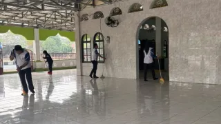 Sambut HUT Ke-75 Humas Polri, Polda Kalsel Bersihkan Masjid Darul Hamidi Banjarbaru