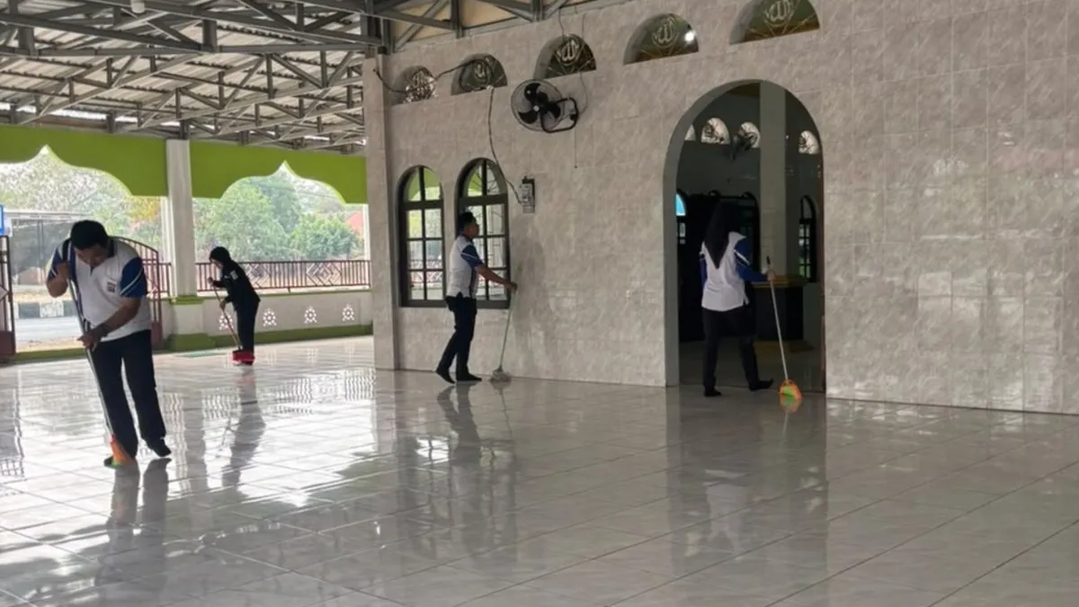 Sambut HUT Ke-75 Humas Polri, Polda Kalsel Bersihkan Masjid Darul Hamidi Banjarbaru