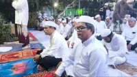 Berbaur dengan Jemaah Haul, Wakil Bupati Kotabaru Ajak Teladani Akhlak Guru Cantung