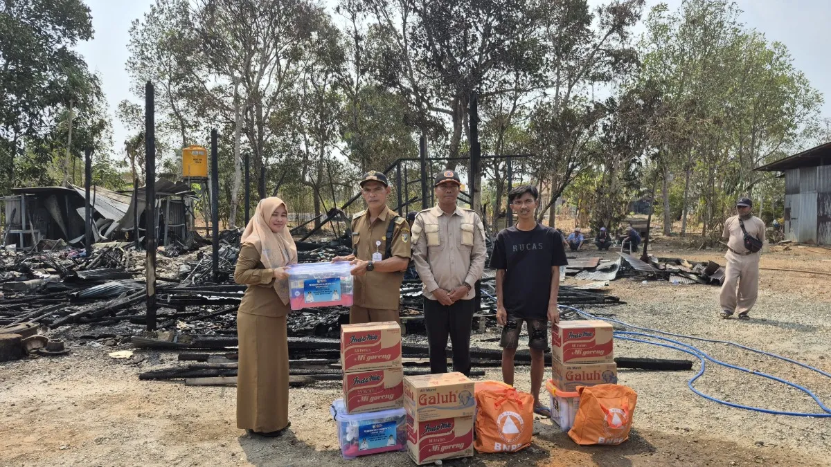 Pemkab Tanah Laut Salurkan Bantuan Logistik Kebakaran di Desa Panggung
