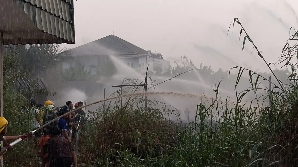 Api Berkobar di Komplek Uvaya Banjarmasin