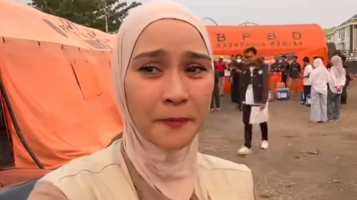Tangis Zaskia Adya Mecca Kunjungi Relawan Karhutla Kalsel dan Kota Palangka Raya, "Mereka Patungan"