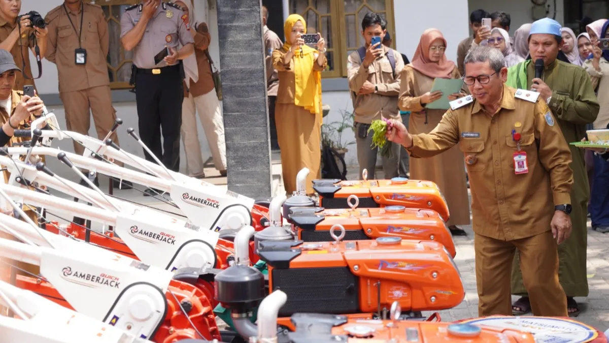 Kejar Target 150 Hektare Tanam Jagung, Kelompok Tani Banjar Terima Bantuan Traktor dan Pompa