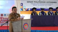 70 Wisudawan Politeknik Kotabaru Hadapi Tantangan Dunia Kerja, Bupati Minta Kampus Data Lulusan