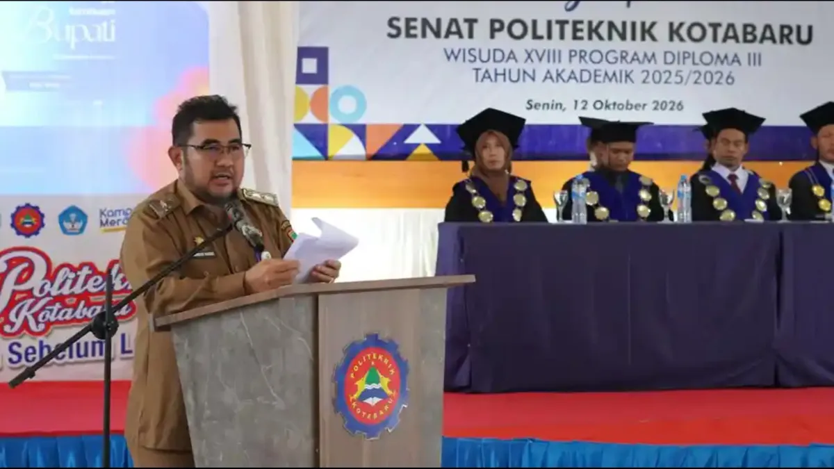 70 Wisudawan Politeknik Kotabaru Hadapi Tantangan Dunia Kerja, Bupati Minta Kampus Data Lulusan
