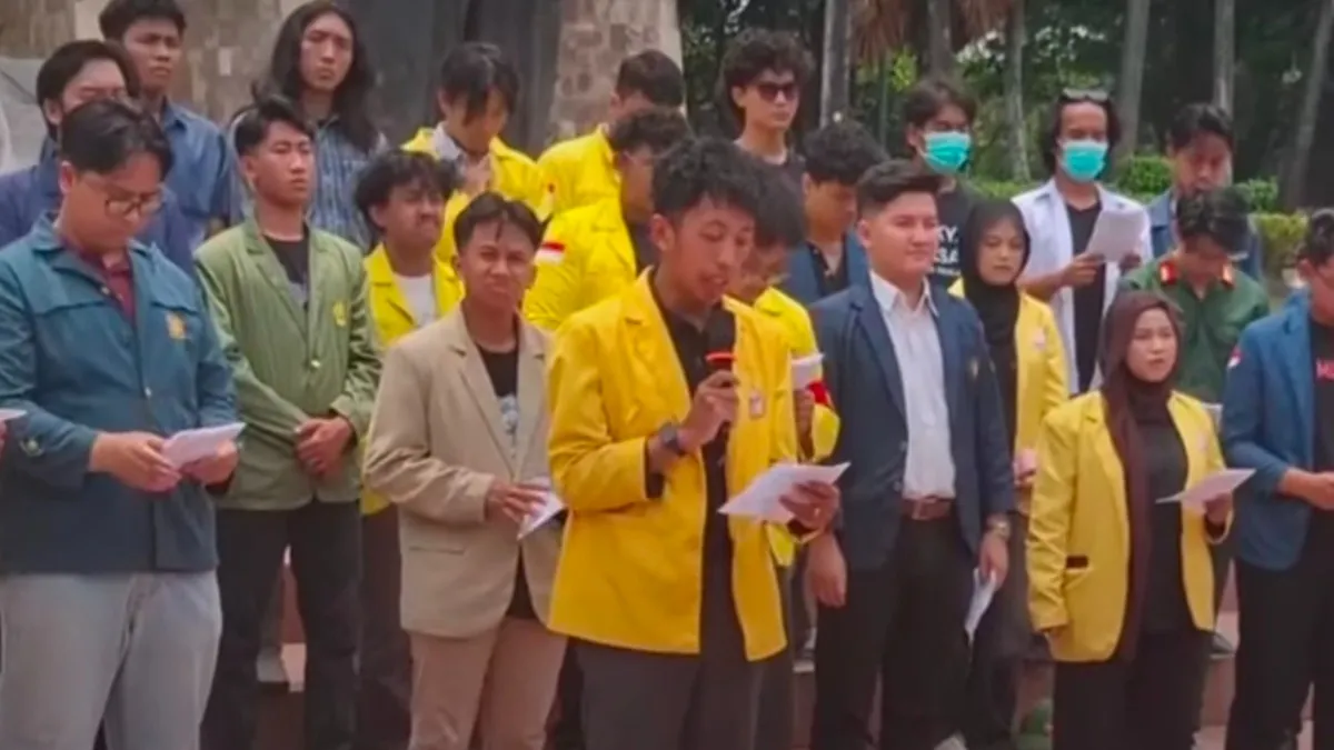 Plt Ketua BEM ULM Gaungkan Bencana Asap Karhutla Kalsel di Tugu Proklamasi Jakarta