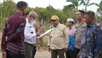Tinjau Lokasi, Bupati Kotabaru Cek Kesiapan Pembangunan Jalan Tembus Tanjung Serdang
