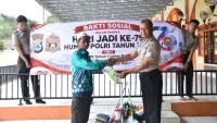 Hari Jadi Ke-75 Humas Polri, Polres Tanah Laut Serahkan Bantuan Alat Kebersihan Masjid