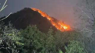 Karhutla Landa Gunung Batu Nateh HST, Api Berkobar hingga Malam