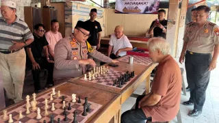 Kapolres Banjarbaru Sambangi Warga Terminal MGR, Pererat Silaturahmi Sambil Main Catur