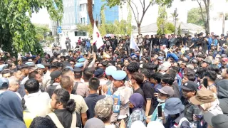 Polisi Halangi Mahasiswa Masuki Halaman DPRD Kalsel, Massa Tuntut Penanganan Karhutla