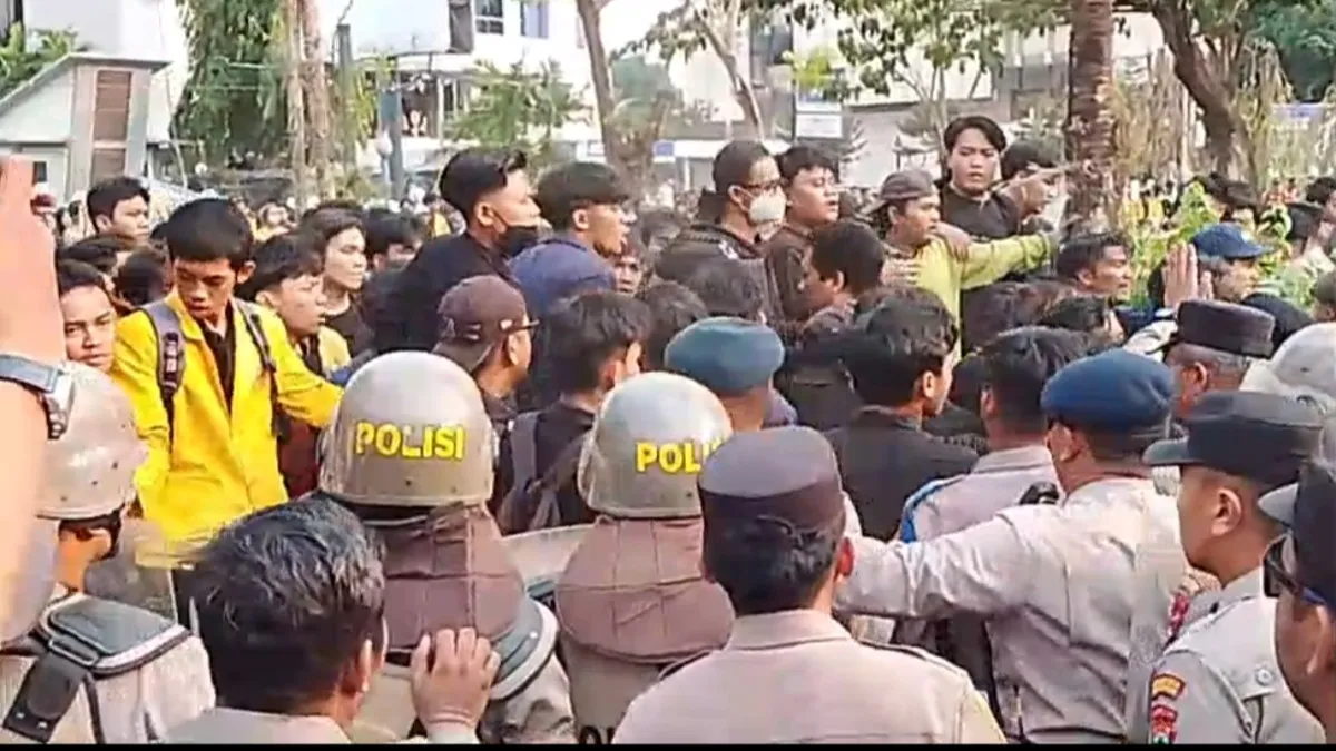 Demo Karhutla di DPRD Kalsel Banjarmasin Ricuh, Dua Polisi Ambruk