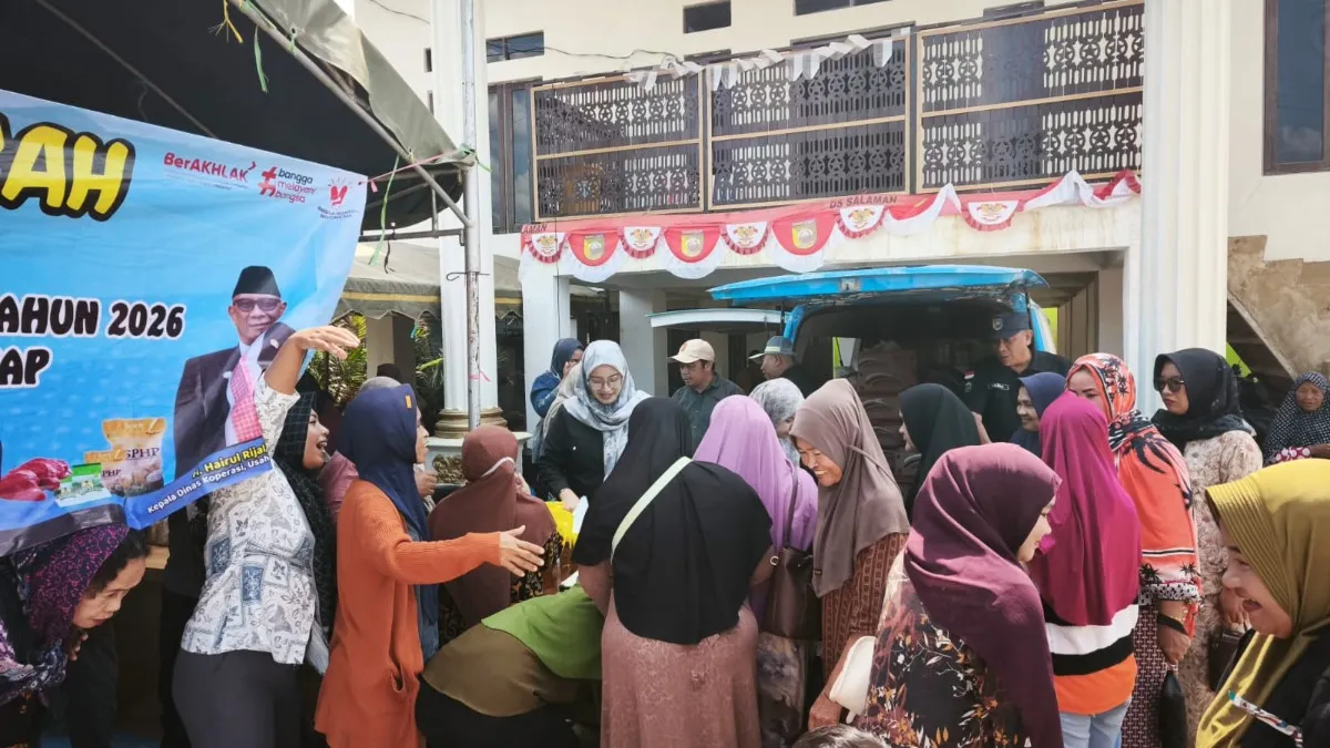 Warga Desa Salaman Antusias Berburu Sembako Murah Jelang Peringatan Hari Pangan Sedunia