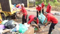 Waspadai Penumpukan Sampah dan Banjir, Polres Tanah Laut Berish-bersih di Jalan KS Tubun