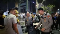 Usai Unjuk Rasa di DPRD Kalsel Banjarmasin, Polisi dan Mahasiswa Kompak Bersihkan Sampah